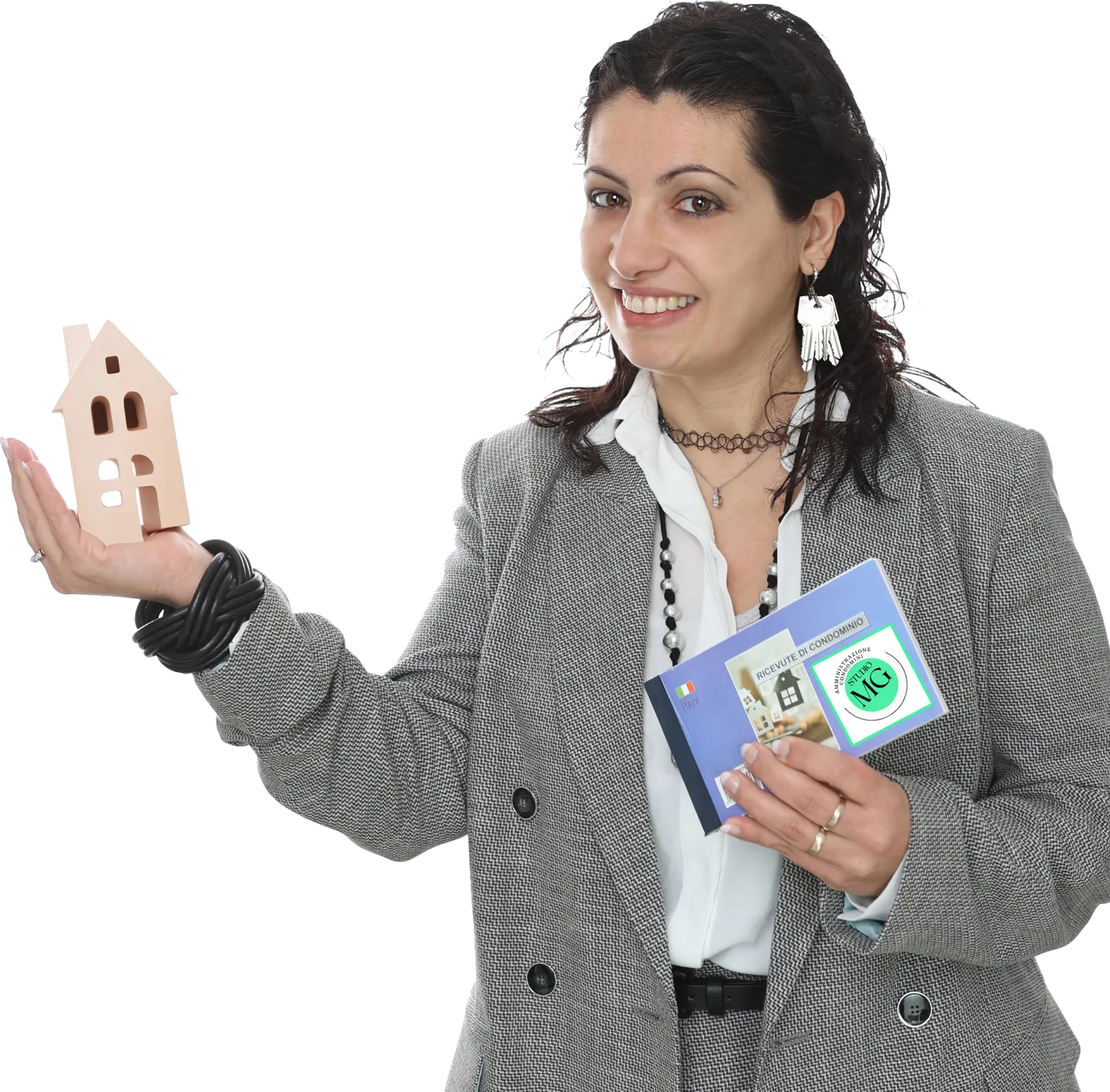 Mariagrazia Graziano, titolare di Studio MG, con in mano una casetta e il blocchetto delle ricevute di condominio